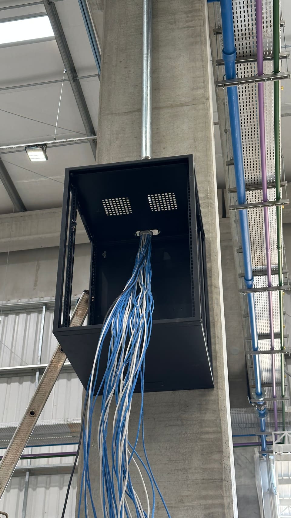 Rack suspenso com cabeamento