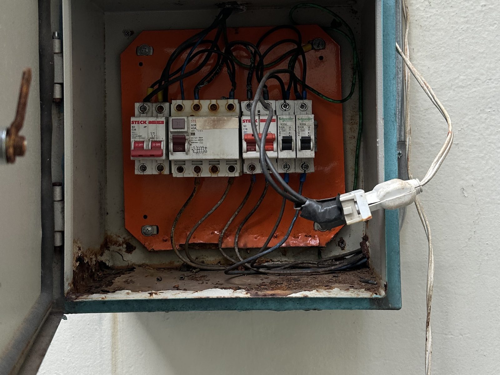 Quadro elétrico externo com corrosão e ligação improvisada